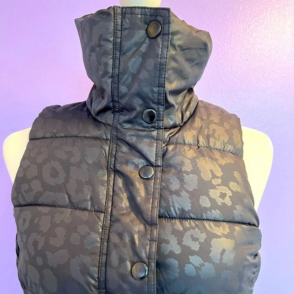 OLD NAVY PUFFY LEOPARD PRINT VEST - Picture 3 of 8